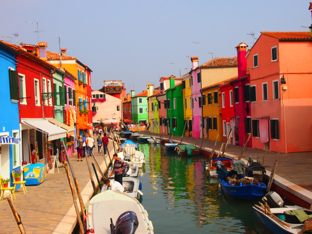 Canal boats colorful buildings people free wallpaper for desktop - medium preview image