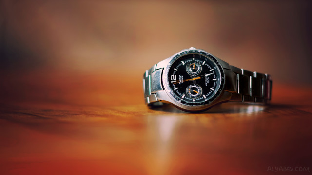 Watch table blurry foreground background free wallpaper for desktop - medium preview image