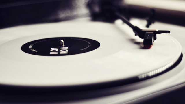Record player white fluxus analog free wallpaper for desktop - medium preview image