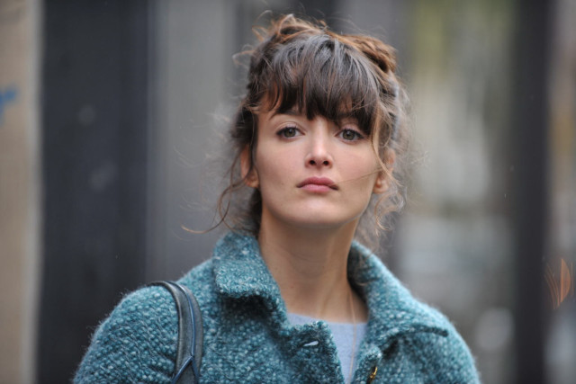 Woman handbag walking street serious free wallpaper for desktop - medium preview image