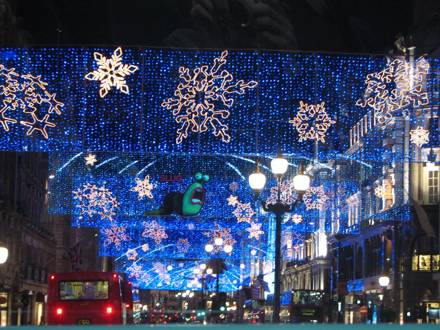 Snowflakes street red bus driving free wallpaper for desktop - medium preview image