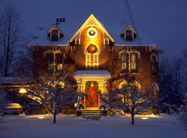 House wreath snow winter decoration free wallpaper for desktop - medium preview image