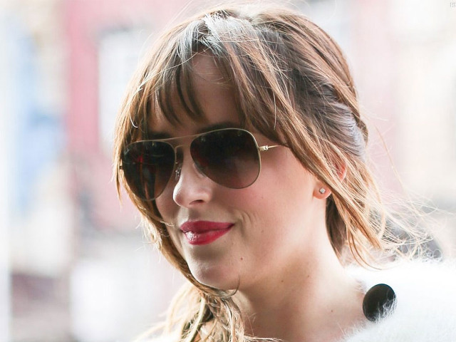 Woman sunglasses fur coat city free wallpaper for desktop - medium preview image