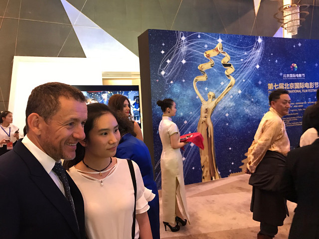 Man woman art display building free wallpaper for desktop - medium preview image