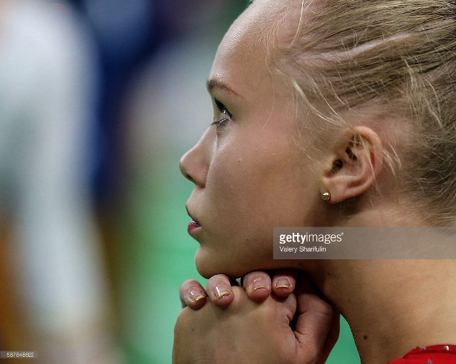 Woman hand chin looking away free wallpaper for desktop - medium preview image