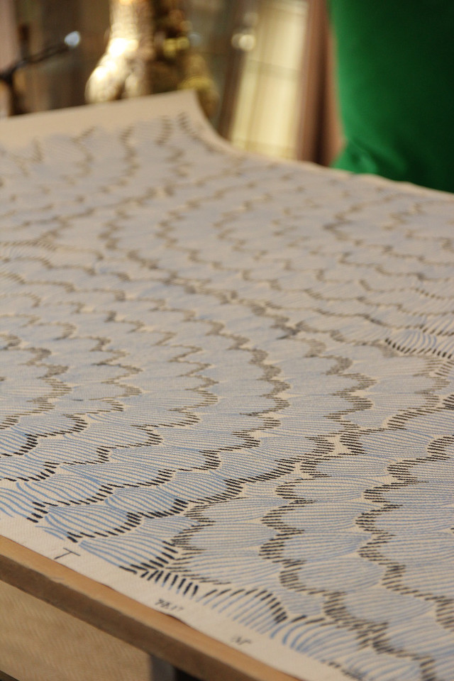 Table closeup tablecloth vase green free wallpaper for mobile - medium preview image