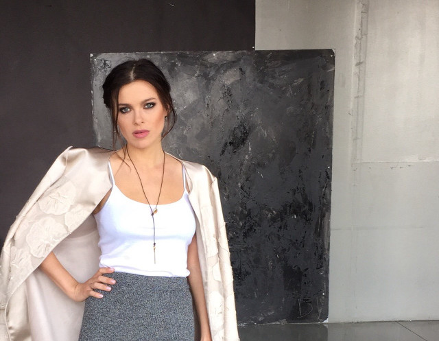 Aramenta vail fashion photoshoot standings free wallpaper for desktop - medium preview image