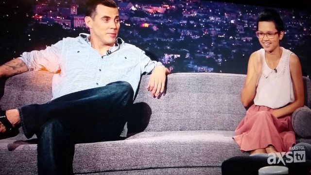 Man woman couch talking tv free wallpaper for desktop - medium preview image