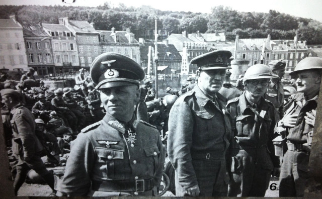 Men uniforms crowd town group free wallpaper for desktop - medium preview image