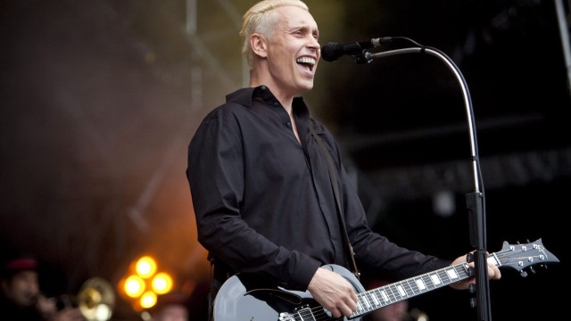 Man guitar microphone stage concert #2 free wallpaper for desktop - medium preview image