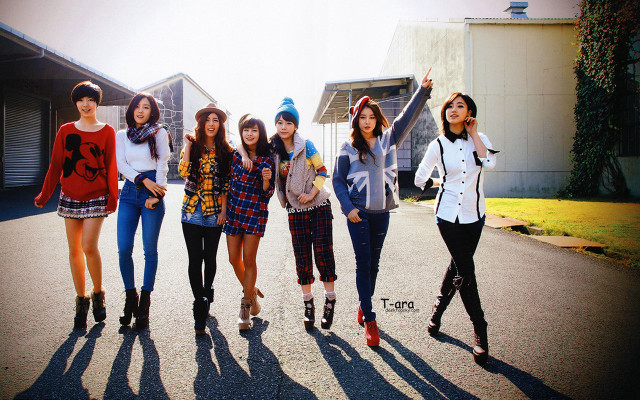 Group women road building sunny free wallpaper for desktop - medium preview image