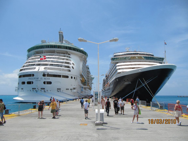People walking pier cruise ships free wallpaper for desktop - medium preview image