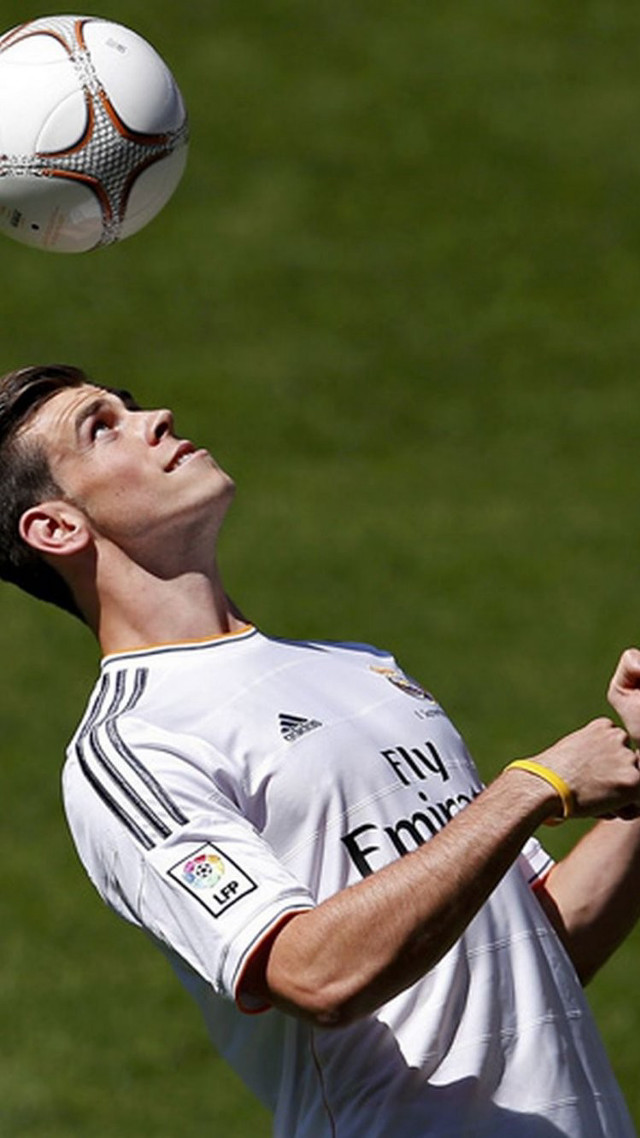 Man white shirt playing soccer free wallpaper for mobile - medium preview image