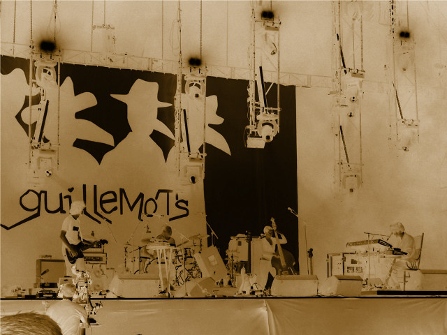 Man guitar graffiti wall standing free wallpaper for desktop - medium preview image