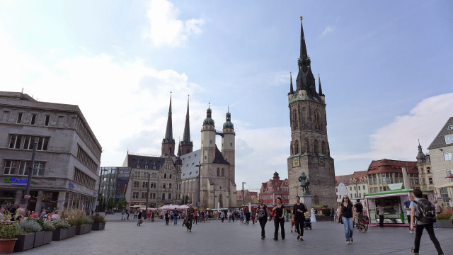 City square people tall buildings free wallpaper for desktop - medium preview image