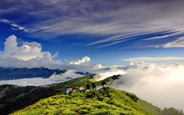 Group people hillside lush green free wallpaper for desktop - medium preview image