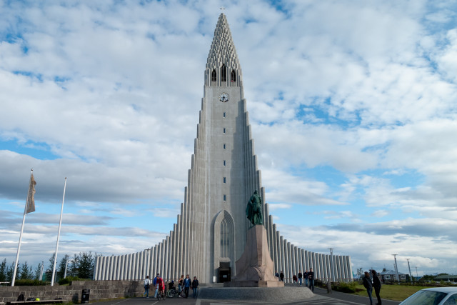 Large monument clock people walking free wallpaper for desktop - medium preview image