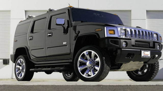 Hummer truck parked building garage free wallpaper for desktop - medium preview image