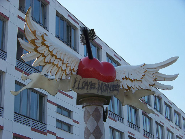 Heart wings statue pole i free wallpaper for desktop - medium preview image