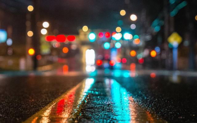 Blurry city street night traffic free wallpaper for desktop - medium preview image