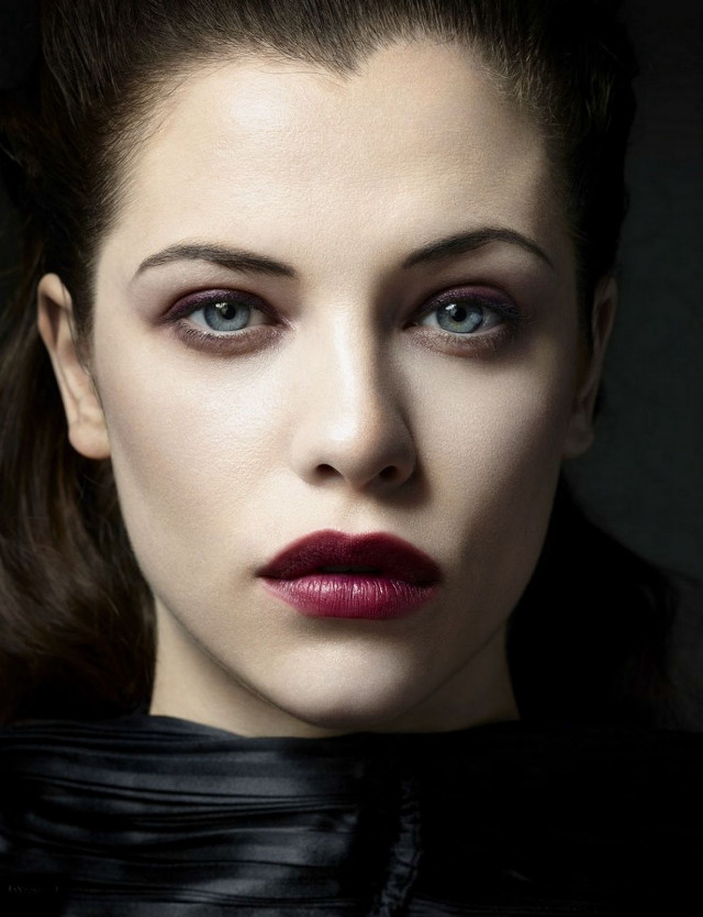 Gothic woman blackdress redlips blueeyes free wallpaper for mobile - medium preview image