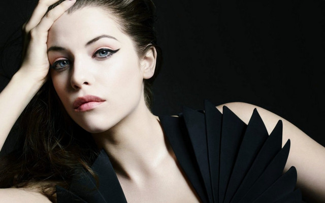 Woman black dress fan head free wallpaper for desktop - medium preview image