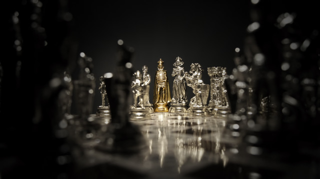 Chess board golden figure black free wallpaper for desktop - medium preview image