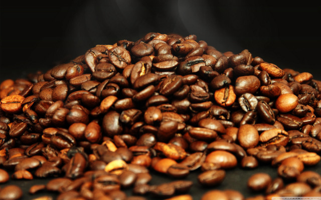 Coffee beans pile table pile free wallpaper for desktop - medium preview image