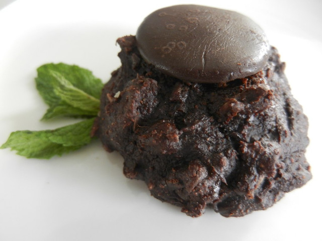 Chocolate cookie plate leaf side free wallpaper for desktop - medium preview image