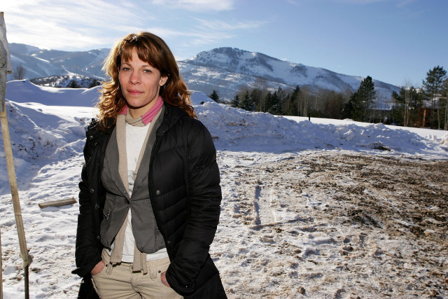 Woman snow ski pole mountain free wallpaper for desktop - medium preview image