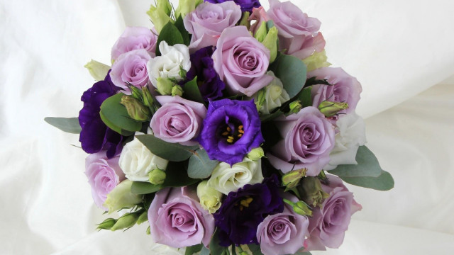 Bouquet purple white flowers white free wallpaper for desktop - medium preview image