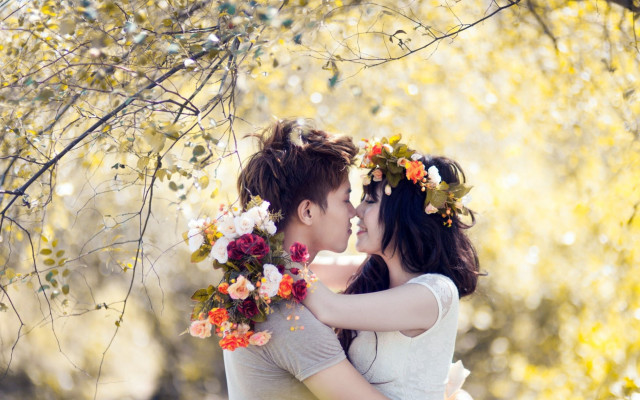 Couple kissing tree flowers yellow free wallpaper for desktop - medium preview image