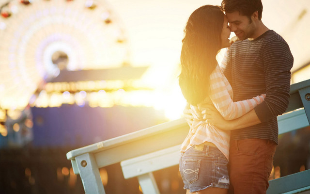 Man woman ferris wheel carnival free wallpaper for desktop - medium preview image