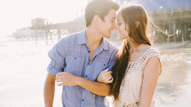 Man woman kissing smiling ocean free wallpaper for desktop - medium preview image