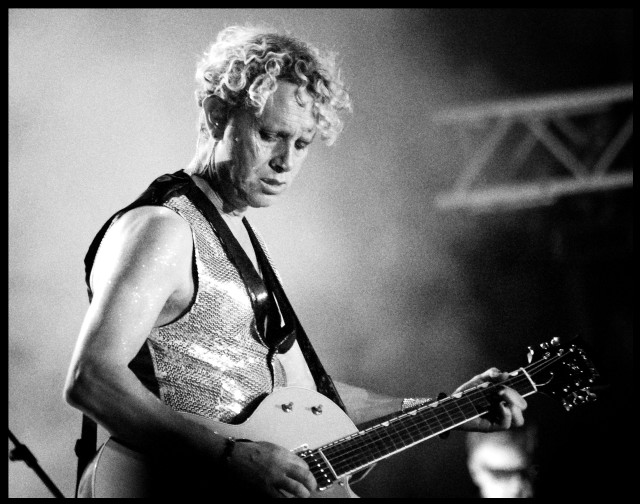 Man guitar stage concert festival free wallpaper for desktop - medium preview image