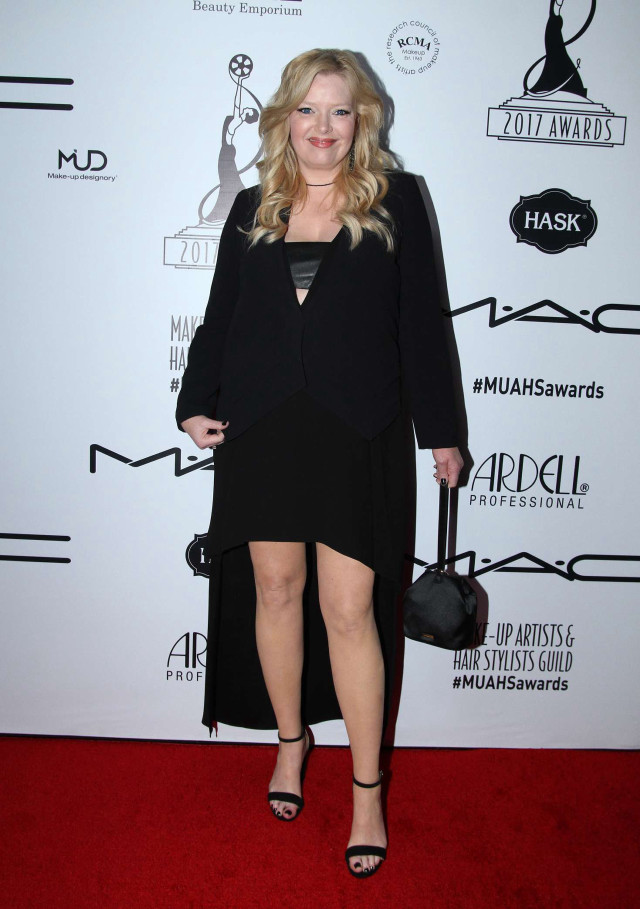 Woman black dress red carpet #4 free wallpaper for mobile - medium preview image