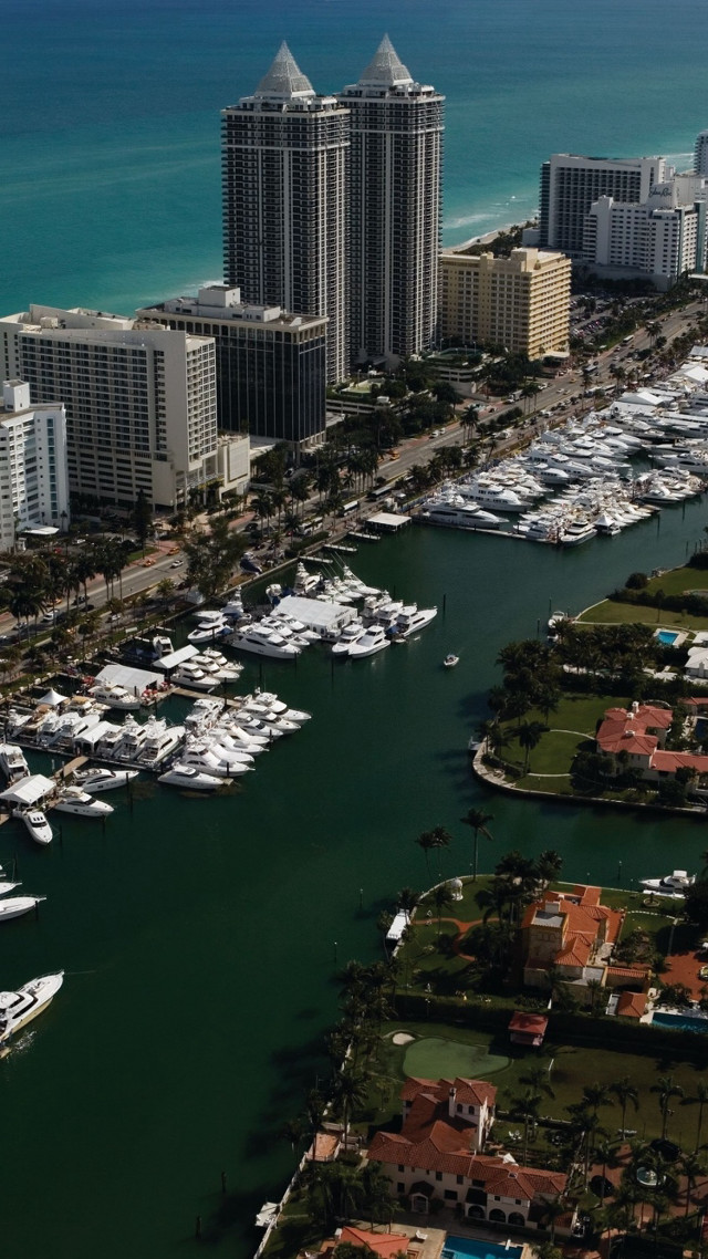 City boats water buildings background free wallpaper for mobile - medium preview image