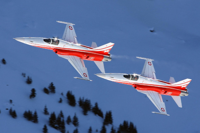 Red white jets flying sky free wallpaper for desktop - medium preview image
