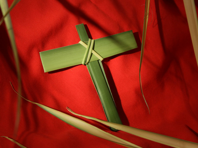 Green paper cross red background free wallpaper for desktop - medium preview image