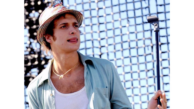 Man holding baseball bat hat free wallpaper for desktop - medium preview image