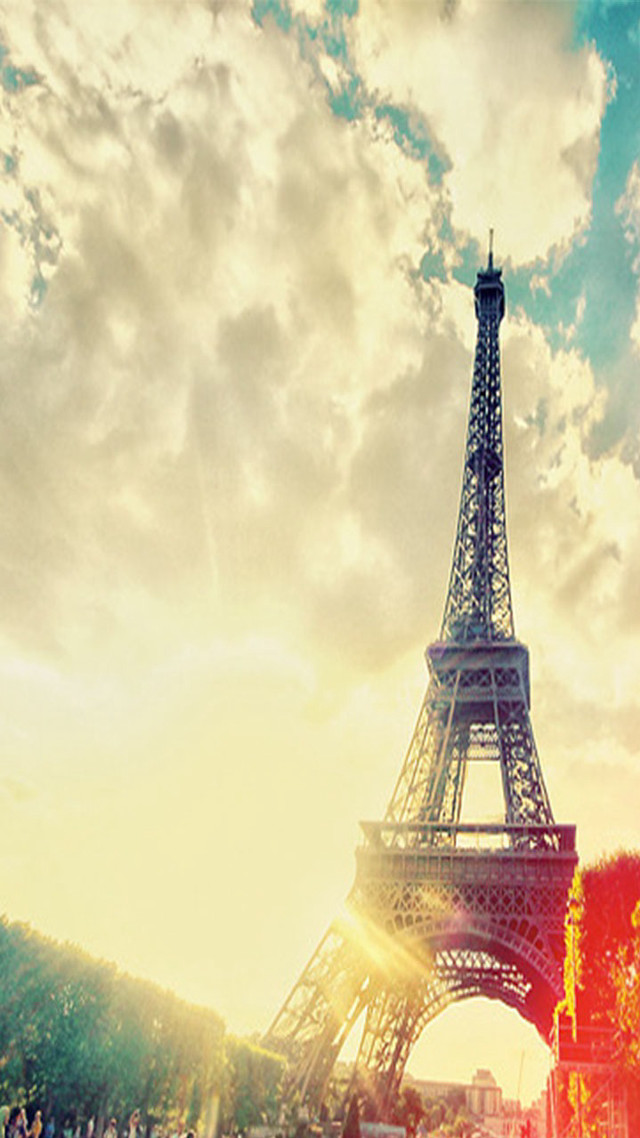 Group people eiffel tower paris free wallpaper for mobile - medium preview image