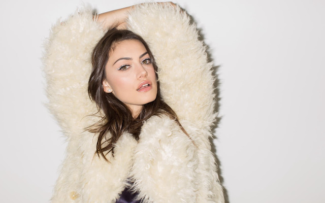 Fur coat portrait woman black free wallpaper for desktop - medium preview image