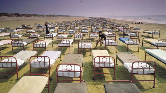 Beach beds people grass standing free wallpaper for desktop - medium preview image