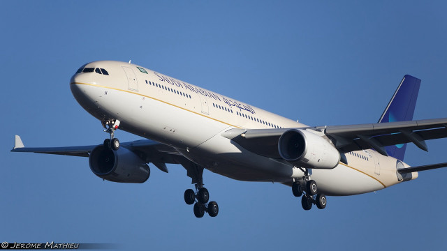 Large jetliner blue sky landing #2 free wallpaper for desktop - medium preview image