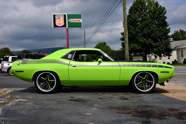 Green car parking lot street free wallpaper for desktop - medium preview image