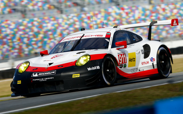 Racing car track crowd spectators free wallpaper for desktop - medium preview image