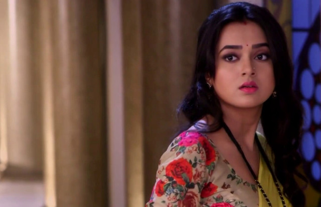 Woman floral shirt necklace neck free wallpaper for desktop - medium preview image