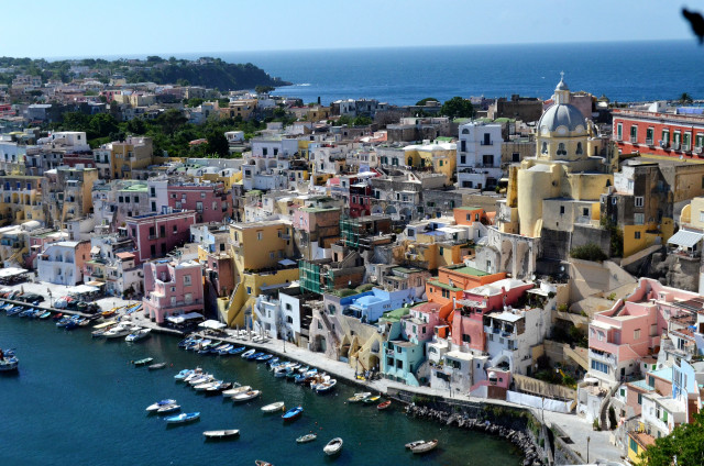 City boats water buildings shore free wallpaper for desktop - medium preview image