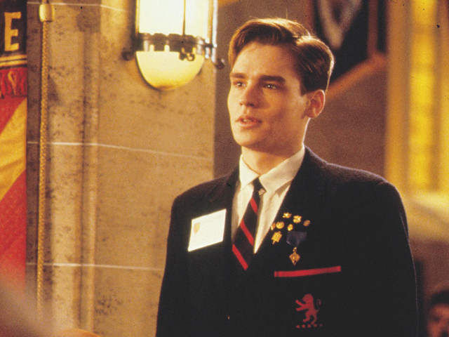 Man suit tie building flag free wallpaper for desktop - medium preview image