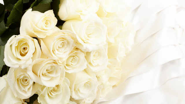 White roses bouquet white cloth free wallpaper for desktop - medium preview image